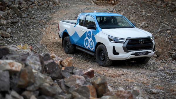 Évaluation et démonstrations en cours avec des prototypes de Hilux à pile à combustible hydrogène