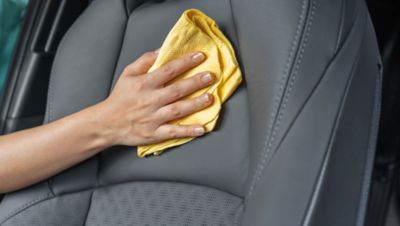 Autositze reinigen: Hausmittel & Tricks zur Polsterreinigung
