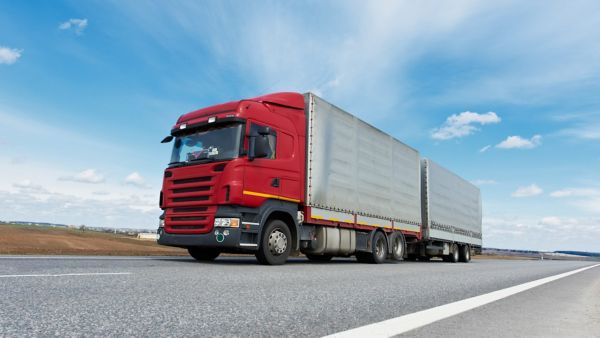 Das Bild zeigt einen großen Lkw mit Auflieger, wie er nur mit einem Lkw-Führerschein der Klasse C oder CE gefahren werden darf.