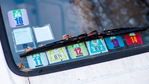 Auf der Windschutzscheibe eines Fahrzeugs kleben mehrere Vignetten, wie sie auch bei der Einführung einer PKW-Maut in Deutschland relevant sein könnten.