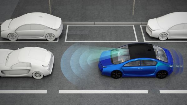 Blaues autonomes Fahrzeug mit Sensorwellen erkennt seine Umgebung in einer Simulation mit weißen Autos auf einem Parkplatz