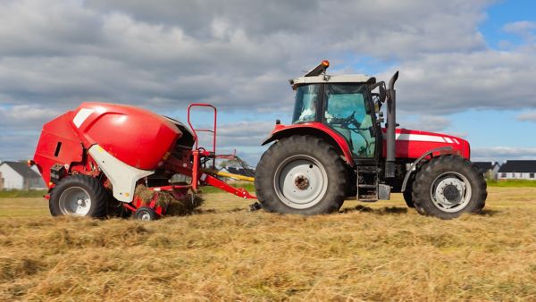 Das Bild zeigt einen modernen Traktor bei der Arbeit auf einem Feld, wie er mit einer speziellen Fahrerlaubnis der Klasse L oder T geführt werden darf.