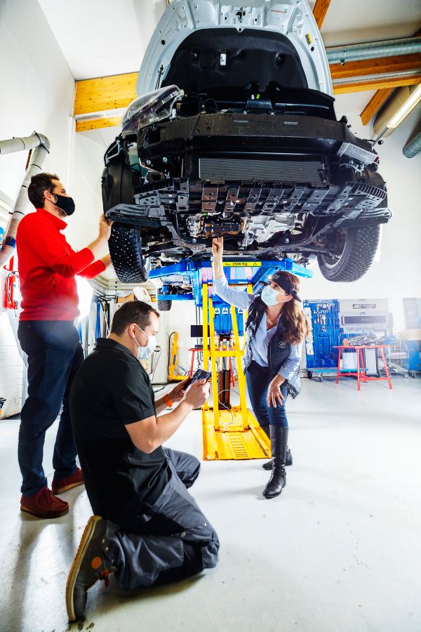 Toyotan kouluttaja Lasse Väänänen ja koulutuspäällikkö Päivi Lestelin tutkivat Toyota Yarisin alustaa Expertise Factoryn toimitusjohtajan Mikko Kittelän kanssa.