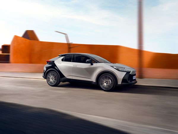 новият Toyota NG C-HR в движение