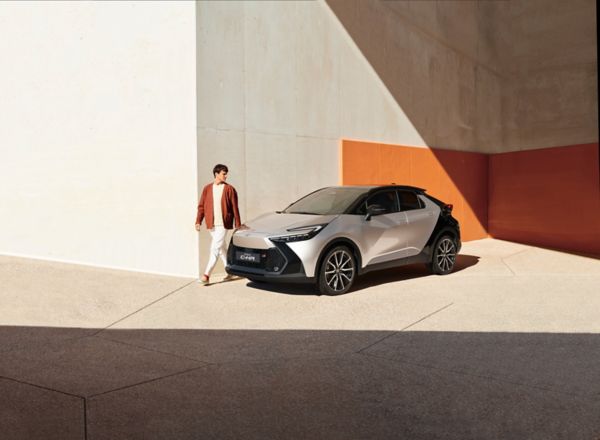 Toyota CH-R mit einem Mann daneben