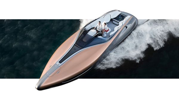 Zwei Personen fahren mit der Lexus Sport Yacht übers Meer