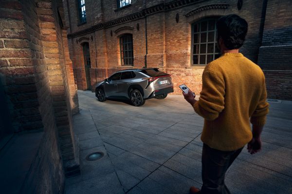 Toyota, bZ4X, exterieur, driekwart, linksachter, app