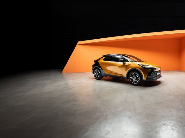 Toyota Elektro-SUV in einem minimalistischen Studio-Setting mit dunklem und orangefarbenem Hintergrund