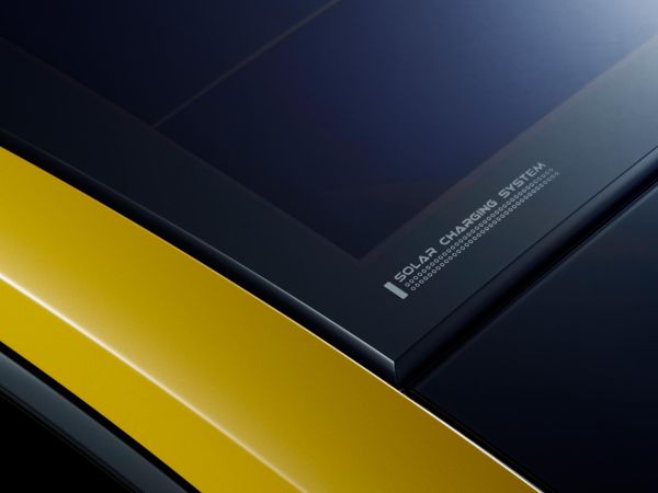 Solardach eines Toyota Prius Plug-in Hybrid in der Detailsansicht