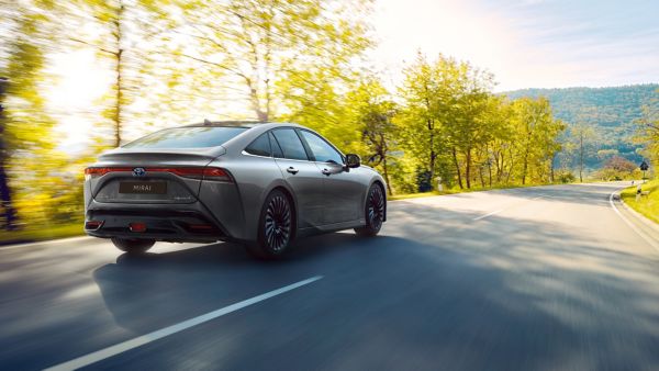 Grauer Toyota Mirai fährt auf Landstraße