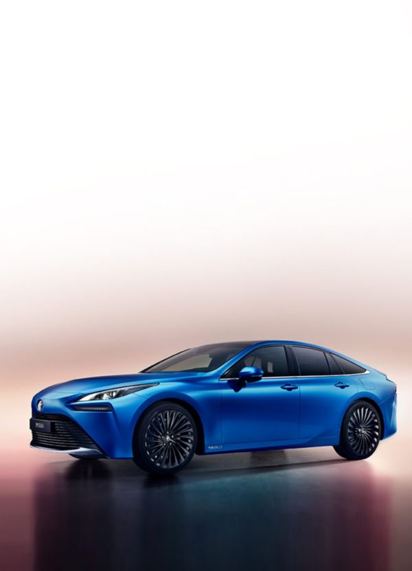 Seitenansicht eines blauen Toyota Mirai vor neutralem Hintergrund mit rosafarbenen Farbverlauf.