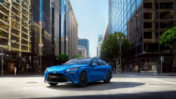 Ein Toyota Mirai in der Stadt