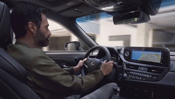 Frau vor einem Lexus UX