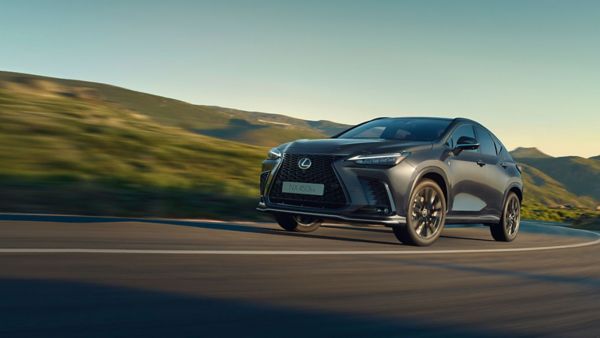 Ein dunkelgrauer Lexus NX 450h+ fährt auf einer Straße