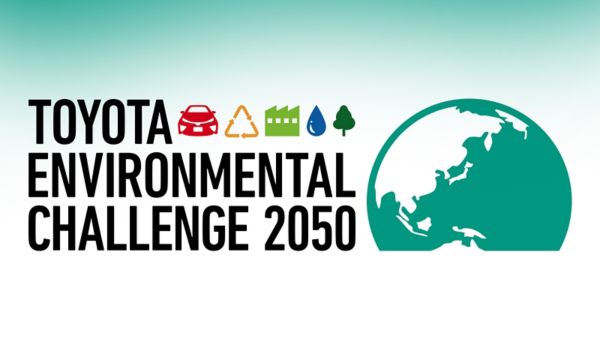 Das Logo der Toyota Environmental Challenge 2050 zeigt ein Auto, ein Recyclingsymbol, einen Wassertropfen, eine Fabrik, einen Baum und eine stilisierte Weltkugel mit dem Schwerpunkt Asien.