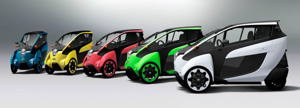 Mehrere Toyota i-Roads nebeneinander