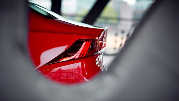 Heckleuchte eines roten Lexus ES in Nahaufnahme
