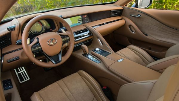 Ein Blick in den luxuriösen Innenraum eines Lexus mit braunem Leder am Armaturenbrett und den Sitzen
