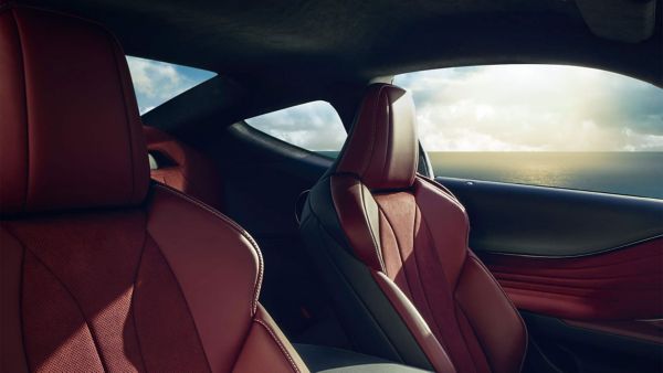 Innenansicht eines Lexus Wagens mit roten Ledersitzen