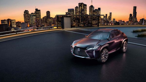 Ein Lexus Konzeptfahrzeug in irisierendem Violett steht geparkt auf einem Dach vor einer städtischen Skyline