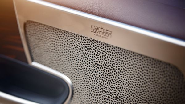 Nahaufnahme des Mark Levinson Lautsprechers in einem Lexus