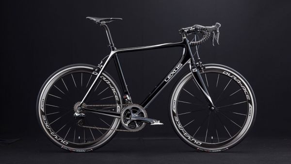 Ein schwarzes, sportliches Fahrrad vor schwarzem Hintergrund