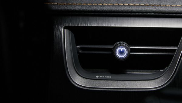 Nahaufnahme eines Lüftungsgitters in einem Lexus mit dem nanoe-Schriftzug