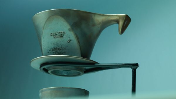 Eine Nahaufnahme eines Kaffeefilters aus Steingut