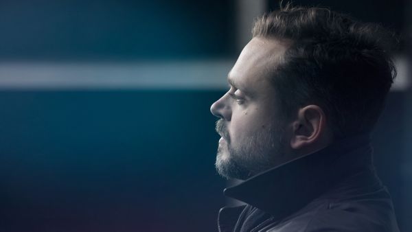 Seitliche Aufnahme von Paul Oomen, niederländischer Komponist und Technologe
