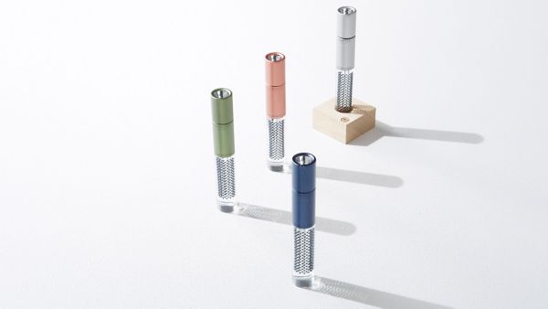Vier hochwertige, bunte Powerbanks aufgestellt auf weißem Untergrund