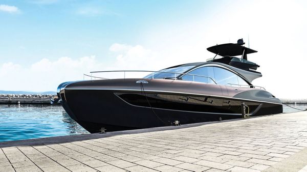 Die elegante Lexus Yacht liegt in der sonne vor Anker in einem Hafen 