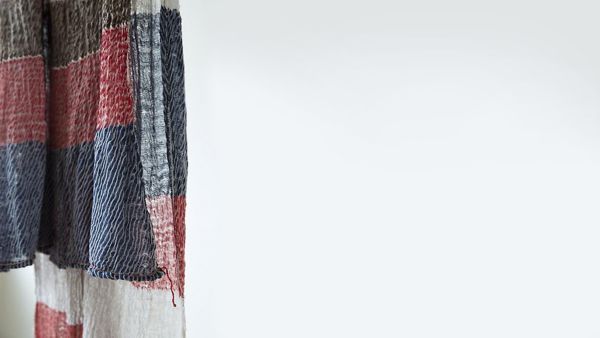 Ein bunt gewebtes Tuch von Tamaki Niime