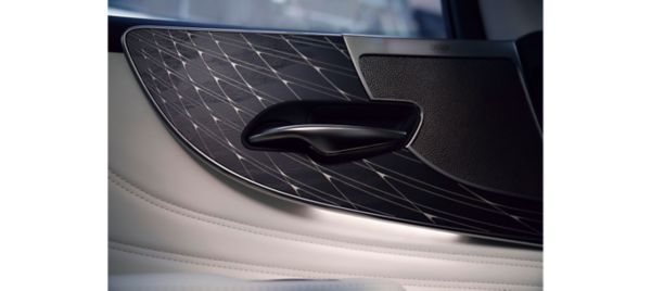 Nahaufnahme einer Autotür, die ein elegantes Design mit einem geometrischen Muster und einem eleganten schwarzen Griff aufweist, der eine luxuriöse Ästhetik betont.