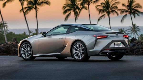 Ein Lexus LC Coupé parkend vor Palmen