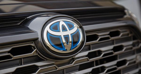 Nahaufnahme des Toyota Logos an einem schwarzen Kühlergrill