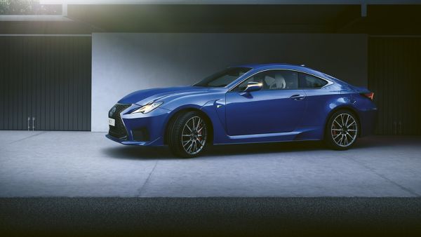 Ein blauer Lexus RC F in Seitenansicht in einem Carport
