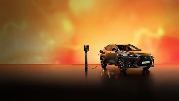 Lexus NX an einer Ladesäule