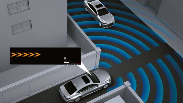 Grafische Darstellung des Querverkehrassistenten mit zwei Automodellen
