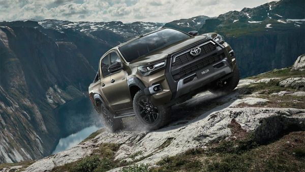 Toyota Hilux auf felsigem Untergrund