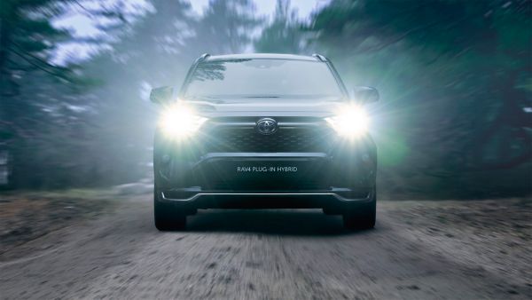 Toyota RAV4 Plug-in Hybrid von vorne mit angeschaltetem Licht