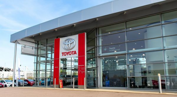 Ansicht auf ein gläsernes Gebäude eines Toyota Vertragshändlers