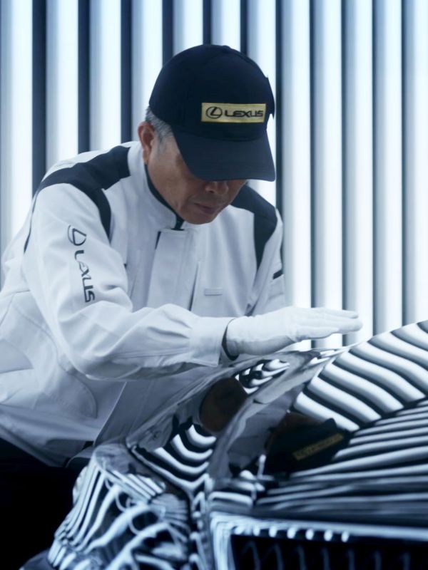 Ein Lexus Servicemitarbeiter beim Polieren eines Lexus