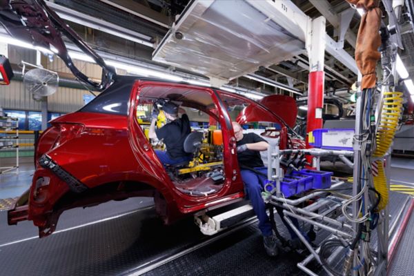 Toyota Yaris rouge en cours de production