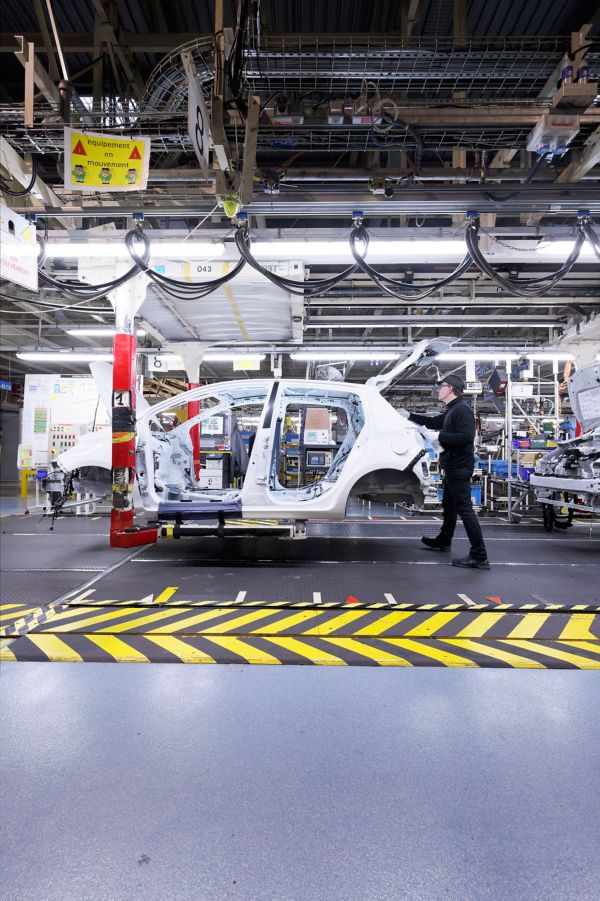 Toyota Yaris blanche en cours de production