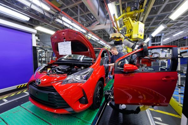 Toyota Yaris rouge en cours de production