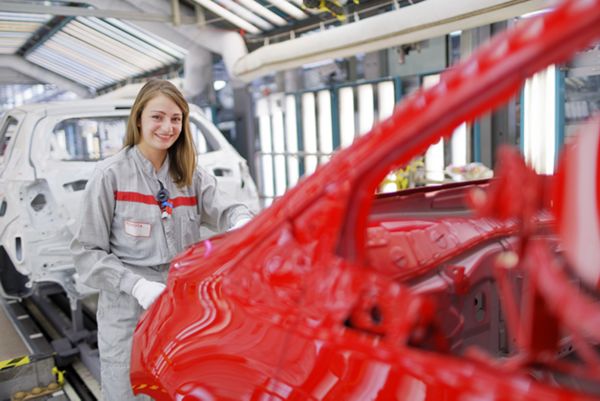 Employée faisant la couleur d'une Yaris