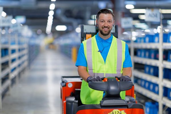 Travailleur Toyota dans le centre logistique