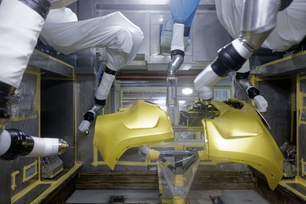 Robots peignant des pièces jaune