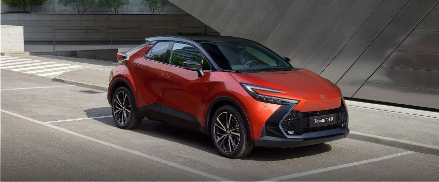 Zaparkowana przy ulicy Toyota C-HR.