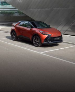 Zaparkowana przy ulicy Toyota C-HR.